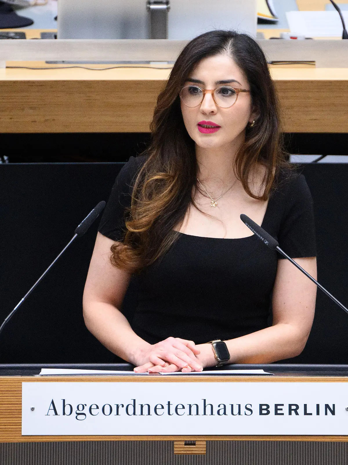 ARCHIV - 21.03.2024, Berlin: Tuba Bozkurt (Bündnis 90/Die Grünen) spricht bei der Plenarsitzung des Berliner Abgeordnetenhauses. (zu dpa: «Zwischenruf im Landesparlament - Grünen-Abgeordnete entschuldigt sich») Foto: Bernd von Jutrczenka/dpa +++ dpa-Bildfunk +++