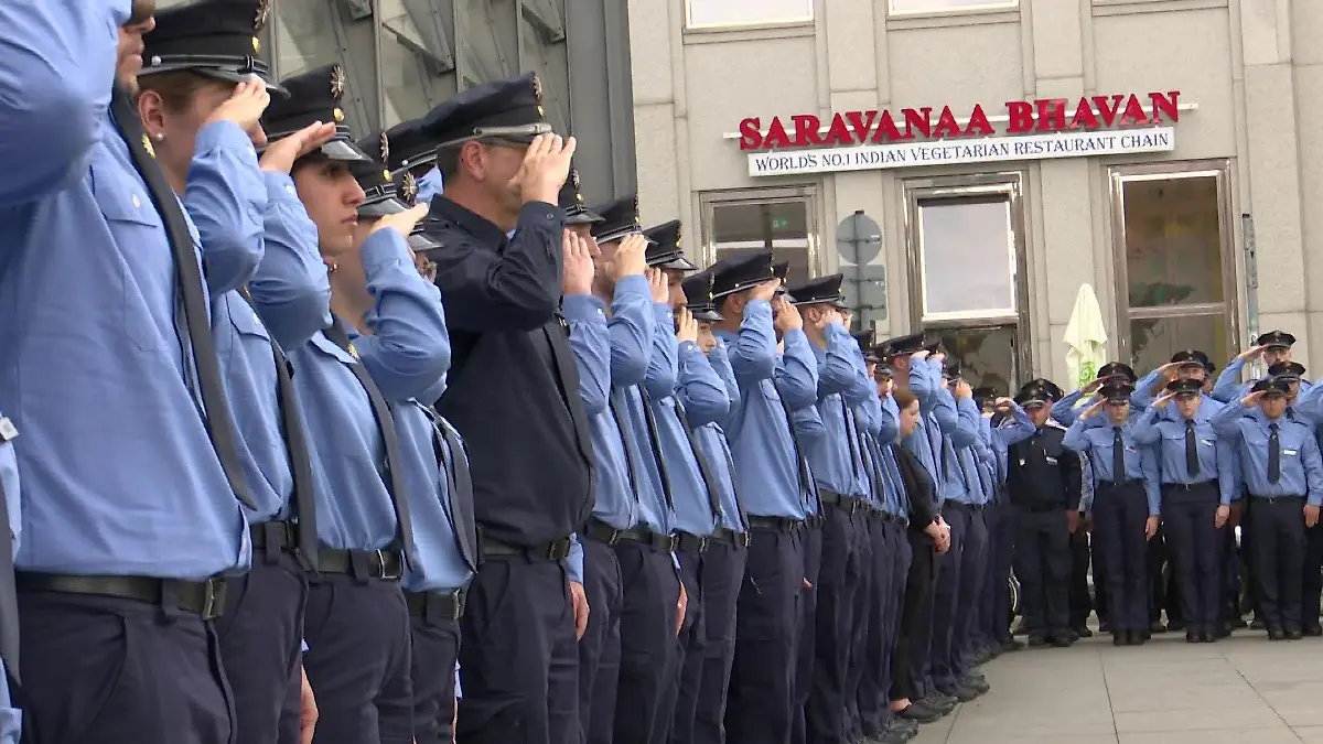Landesweit verharrten zum gleichen Zeitpunkt Polizisten in stiller Trauer - so wie hier Rouven Laurs Kollegen in Mannheim.