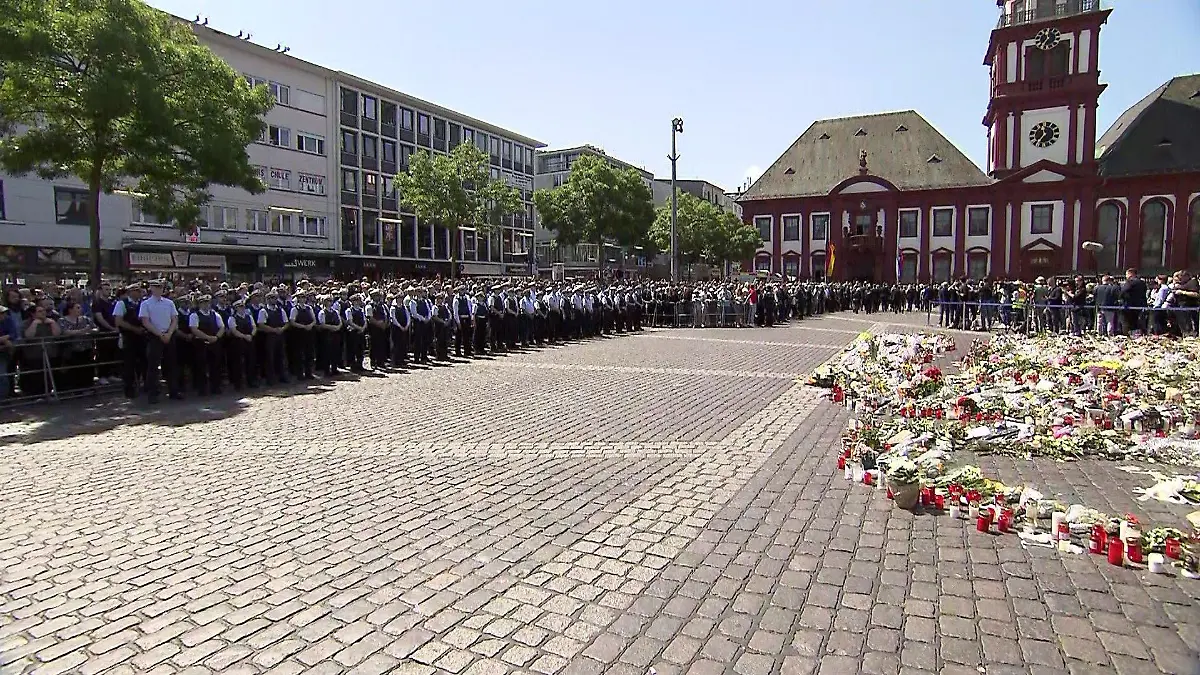Polizisten in Mannheim bei der Gedenkminute.