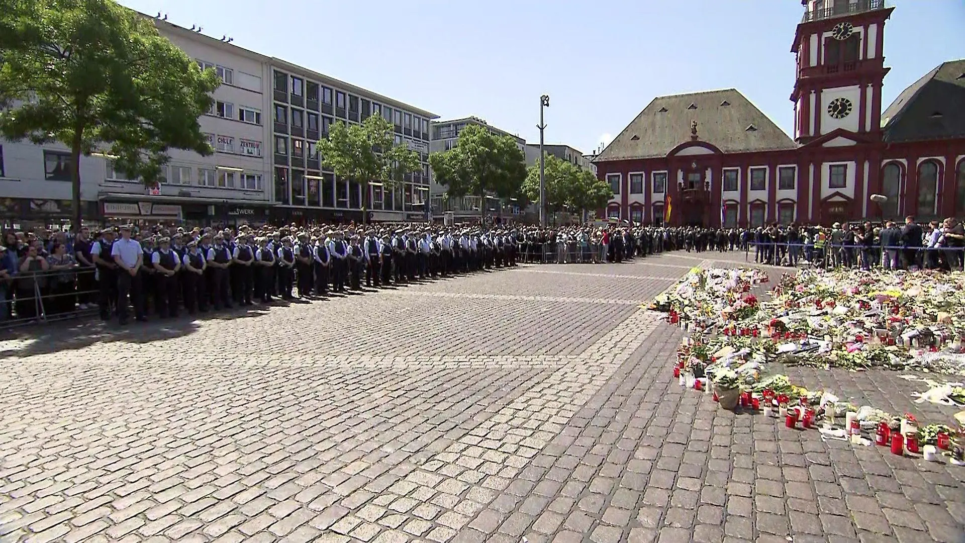 Polizisten in Mannheim bei der Gedenkminute.