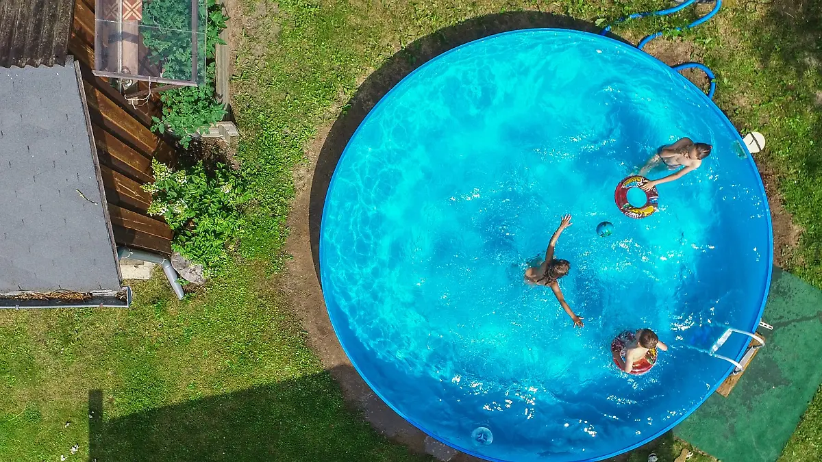 Damit der Pool für Kleinkinder nicht zur Gefahr wird, sollte er von vielen Orten im Garten aus gut sichtbar sein.