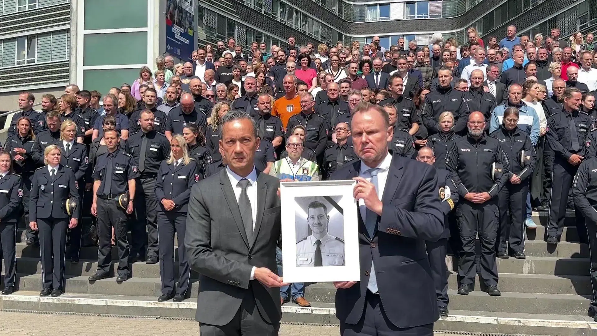Gemeinsam schweigen Polizisten in Hamburg.
