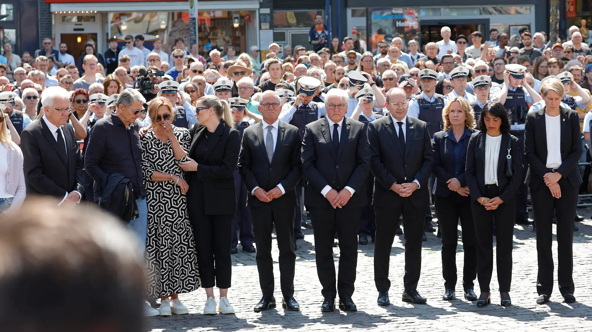 Schweigeminute zu Messerangriff 03.06.2024 Nach tödlicher Messerattacke am Marktplatz in Mannheim auf den Polizeibeamten Rouven L. kommt es zur Kundgebung mit Schweigeminute unter Beteiligung von Bundespräsident Frank-Walter Steinmeier und Winfried Kretschmann und Innenminister Thomas Strobel mit Kranz und Blumenniederlegung Mannheim Baden-Württemberg Deutschland *** Minutes silence for knife attack 03 06 2024 After fatal knife attack on police officer Rouven L on the market square in Mannheim, there is a rally with a minutes silence with the participation of Federal President Frank Walter Steinmeier and Winfried Kretschmann and Interior Minister Thomas Strobel with a wreath and laying of flowers Mannheim Baden Württemberg Germany