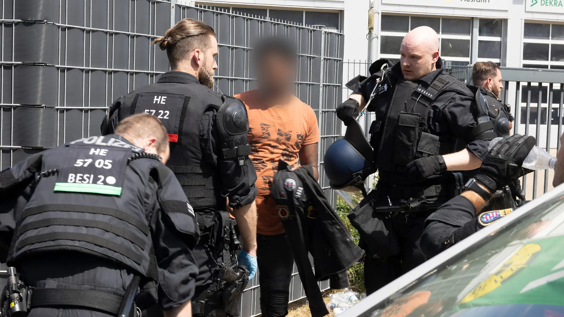 08.07.2023, Hessen, Gießen: Polizisten kontrollieren am Rande des Eritrea-Festivals in Gießen eine Person. Im Zusammenhang mit dem umstrittenen Eritrea-Festival in Gießen hat die Polizei am Samstag Schlagstöcke und Pfefferspray eingesetzt. Mehrere Menschen hätten versucht, eine Polizeikette zu durchbrechen, teilten die Beamten auf Twitter mit. Foto: Helmut Fricke/dpa - ACHTUNG: Die Person wurde aus persönlichkeitsrechtlichen Gründen gepixelt +++ dpa-Bildfunk +++