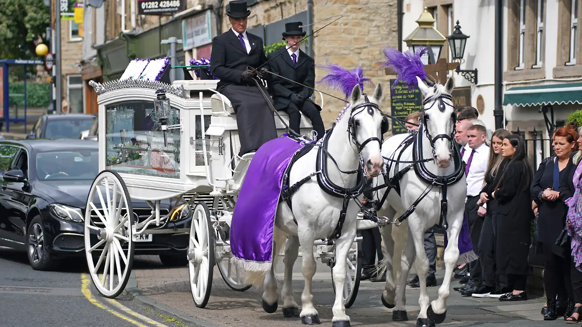 Katie Kenyon funeral. A horse drawn hearse arrives for the funeral of murdered mother of two Katie Kenyon, whose body was found in the Forest of Gisburn, six days after she went missing, at St Leonard's Church, Padiham, near Burnley in Lancashire. Picture date: Friday May 20, 2022. See PA story FUNERAL Kenyon. Photo credit should read: Peter Byrne/PA Wire URN:66994785
