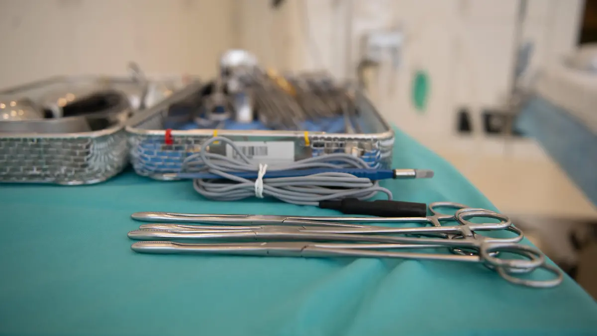 In der Klinik für Frauenheilkunde und Geburtshilfe des Universitätsklinikums liegen im Operationsraum des Kreißsaals gynäkologisches Operationsbesteck bereit. In den vergangenen zwei Jahren sind alle Geburtsräume der Sektion Geburtshilfe kernsaniert, umgebaut und neu eingerichtet worden.