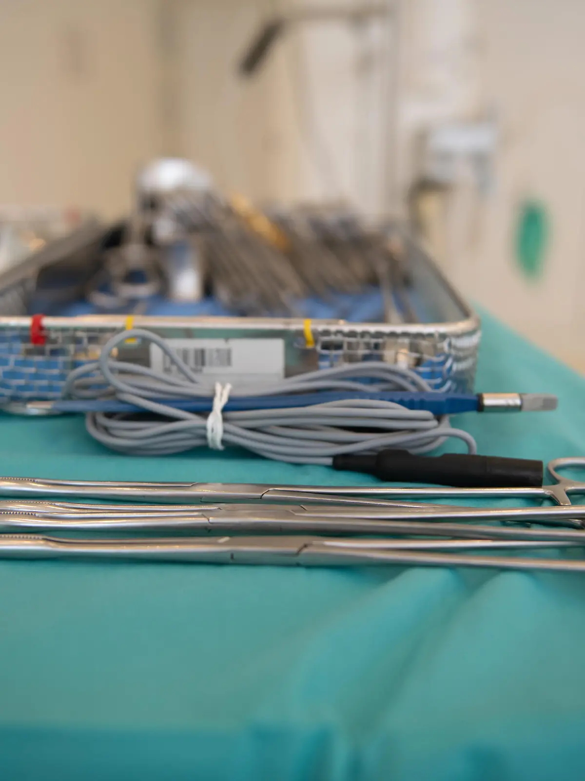 In der Klinik für Frauenheilkunde und Geburtshilfe des Universitätsklinikums liegen im Operationsraum des Kreißsaals gynäkologisches Operationsbesteck bereit. In den vergangenen zwei Jahren sind alle Geburtsräume der Sektion Geburtshilfe kernsaniert, umgebaut und neu eingerichtet worden.