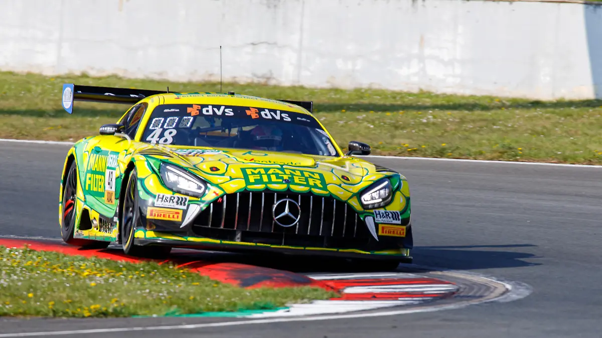 Oschersleben, Deutschland 23.- 24. April 2022: ADAC GT Masters - Oschersleben - Qualifying - 2022 Raffaele Marciello, Jonathan Aberdein - Mann-Filter Team Landgraf, Mercedes-AMG GT3 Evo rauebert ueber die Kirps