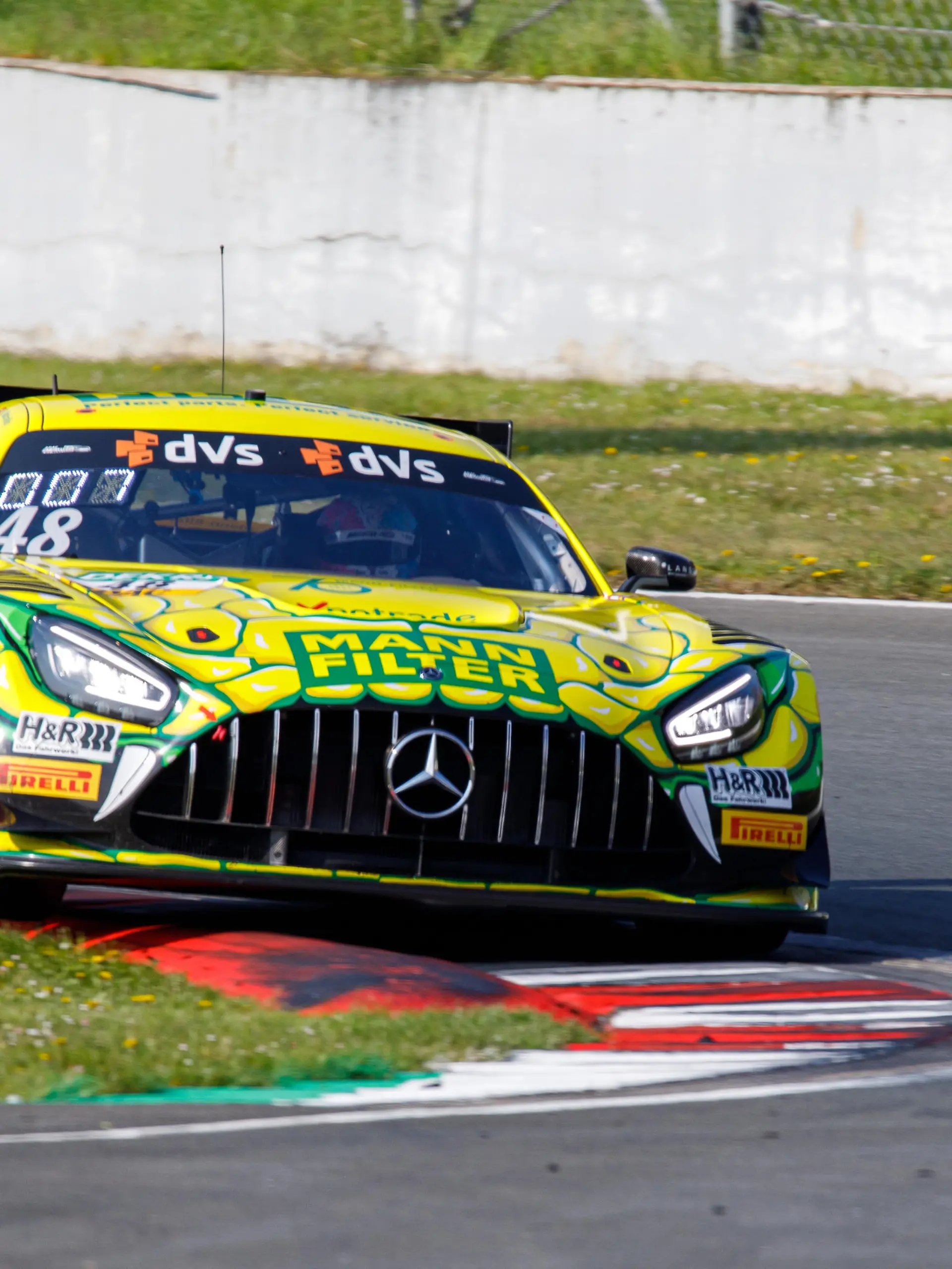 Oschersleben, Deutschland 23.- 24. April 2022: ADAC GT Masters - Oschersleben - Qualifying - 2022 Raffaele Marciello, Jonathan Aberdein - Mann-Filter Team Landgraf, Mercedes-AMG GT3 Evo rauebert ueber die Kirps