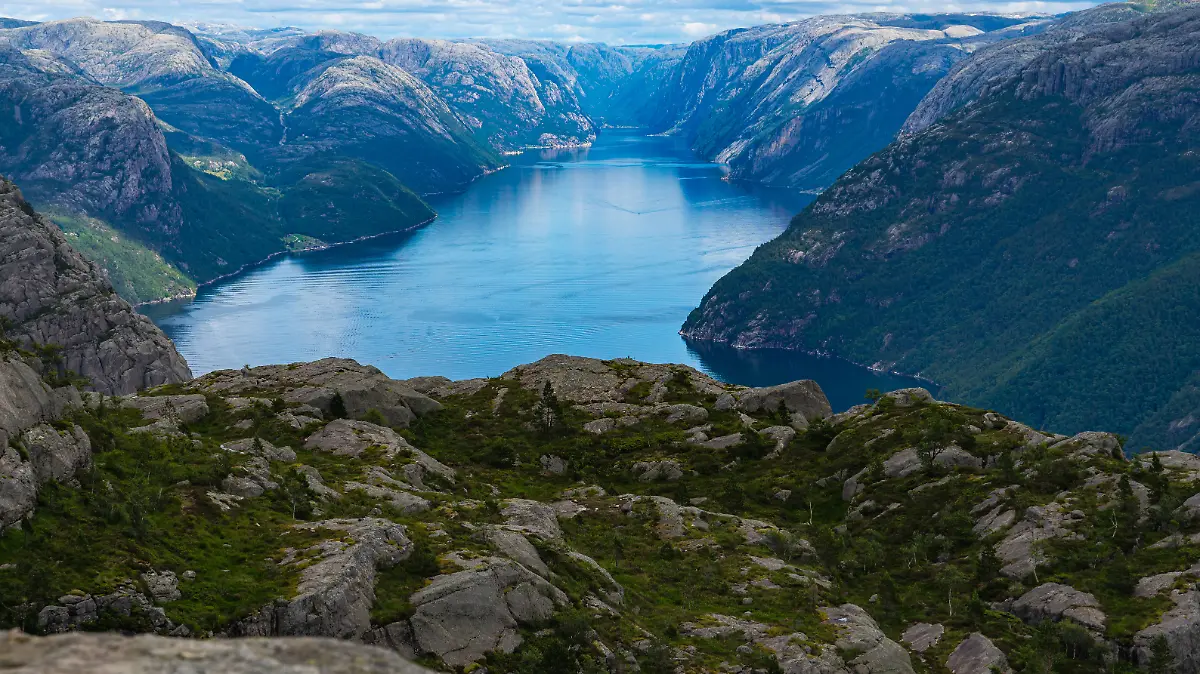 Ein Mann ist am Preikestolen in Norwegen etwa 600 Meter in die Tiefe gestürzt und verstorben.
