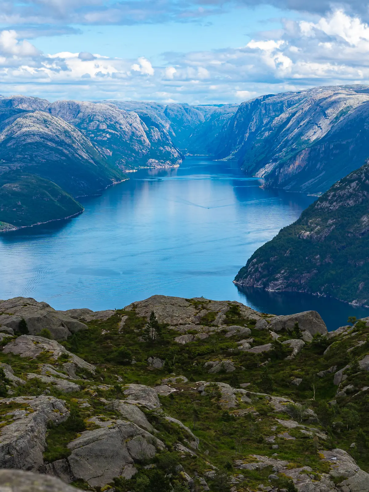 Ein Mann ist am Preikestolen in Norwegen etwa 600 Meter in die Tiefe gestürzt und verstorben.