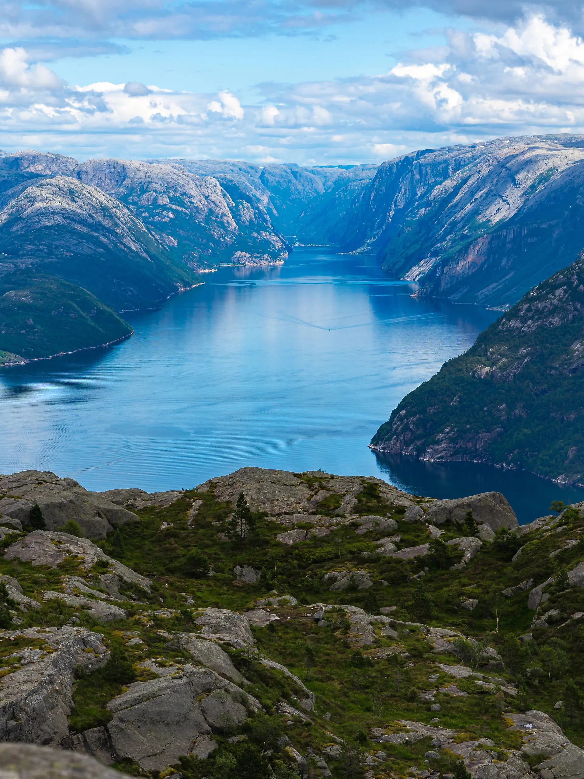 Ein Mann ist am Preikestolen in Norwegen etwa 600 Meter in die Tiefe gestürzt und verstorben.