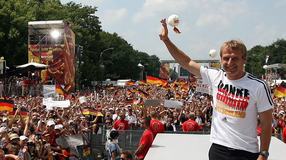 ARCHIV - Bundestrainer Juergen Klinsmann winkt auf der Fan-Meile am Brandenburger Tor den Fans zu (Archivfoto vom 09.07.2006). Jürgen Klinsmann kehrt noch einmal nach Berlin zurück - aber nicht mehr als Bundestrainer. Der 41-Jährige wird seinen Vertrag mit dem Deutschen Fußball-Bund (DFB) nicht verlängern. Das berichten übereinstimmend die «Bild»-Zeitung und die «Süddeutsche Zeitung» in ihren Mittwoch-Ausgaben. Foto: Marcus Brandt dpa (zu dpa 0849) +++(c) dpa - Bildfunk+++