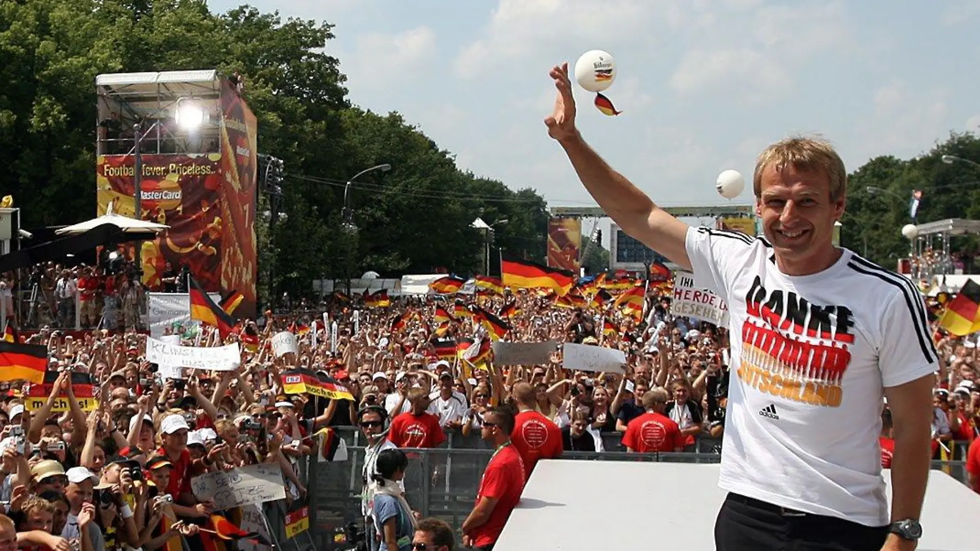 ARCHIV - Bundestrainer Juergen Klinsmann winkt auf der Fan-Meile am Brandenburger Tor den Fans zu (Archivfoto vom 09.07.2006). Jürgen Klinsmann kehrt noch einmal nach Berlin zurück - aber nicht mehr als Bundestrainer. Der 41-Jährige wird seinen Vertrag mit dem Deutschen Fußball-Bund (DFB) nicht verlängern. Das berichten übereinstimmend die «Bild»-Zeitung und die «Süddeutsche Zeitung» in ihren Mittwoch-Ausgaben. Foto: Marcus Brandt dpa (zu dpa 0849) +++(c) dpa - Bildfunk+++