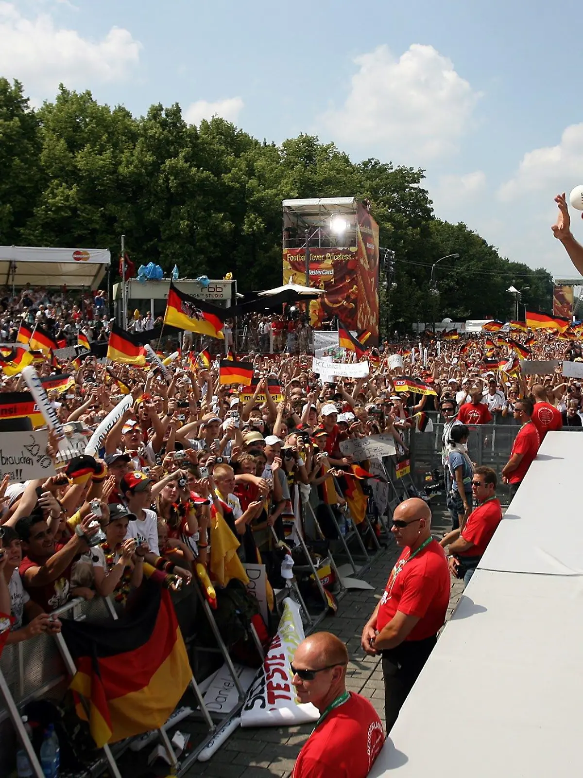 ARCHIV - Bundestrainer Juergen Klinsmann winkt auf der Fan-Meile am Brandenburger Tor den Fans zu (Archivfoto vom 09.07.2006). Jürgen Klinsmann kehrt noch einmal nach Berlin zurück - aber nicht mehr als Bundestrainer. Der 41-Jährige wird seinen Vertrag mit dem Deutschen Fußball-Bund (DFB) nicht verlängern. Das berichten übereinstimmend die «Bild»-Zeitung und die «Süddeutsche Zeitung» in ihren Mittwoch-Ausgaben. Foto: Marcus Brandt dpa (zu dpa 0849) +++(c) dpa - Bildfunk+++