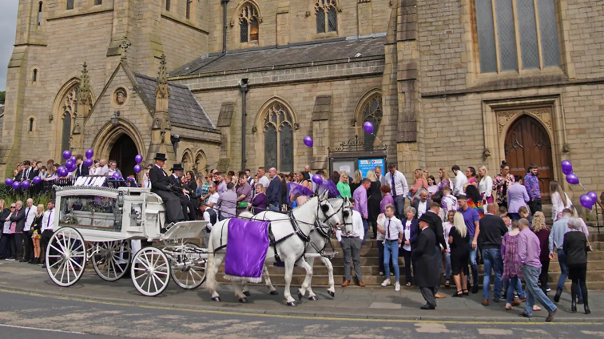 Katie Kenyon funeral. A horse drawn hearse arrives for the funeral of murdered mother of two Katie Kenyon, whose body was found in the Forest of Gisburn, six days after she went missing, at St Leonard's Church, Padiham, near Burnley in Lancashire. Picture date: Friday May 20, 2022. See PA story FUNERAL Kenyon. Photo credit should read: Peter Byrne/PA Wire URN:66994783