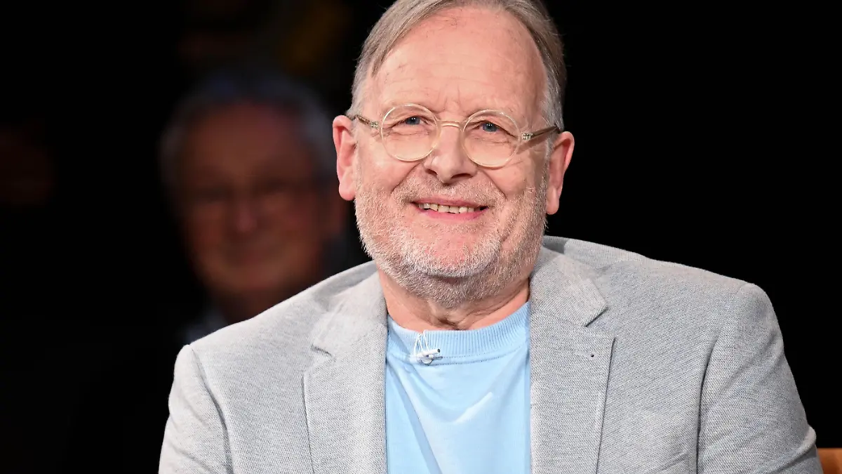 Dietrich Grönemeyer bei der Aufzeichnung der Radio Bremen Talkshow "3nach9" im Studio.