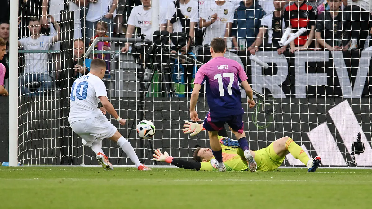 Torwart Manuel Neuer Deutschland rettet gegen Christos Tzolis.