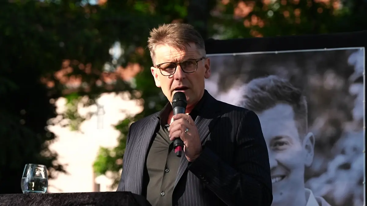 Thomas Seidelmann hält am Freitagabend eine Ansprache bei der Trauerfeier: als Bürgermeister und als Freund von Rouven Laur.