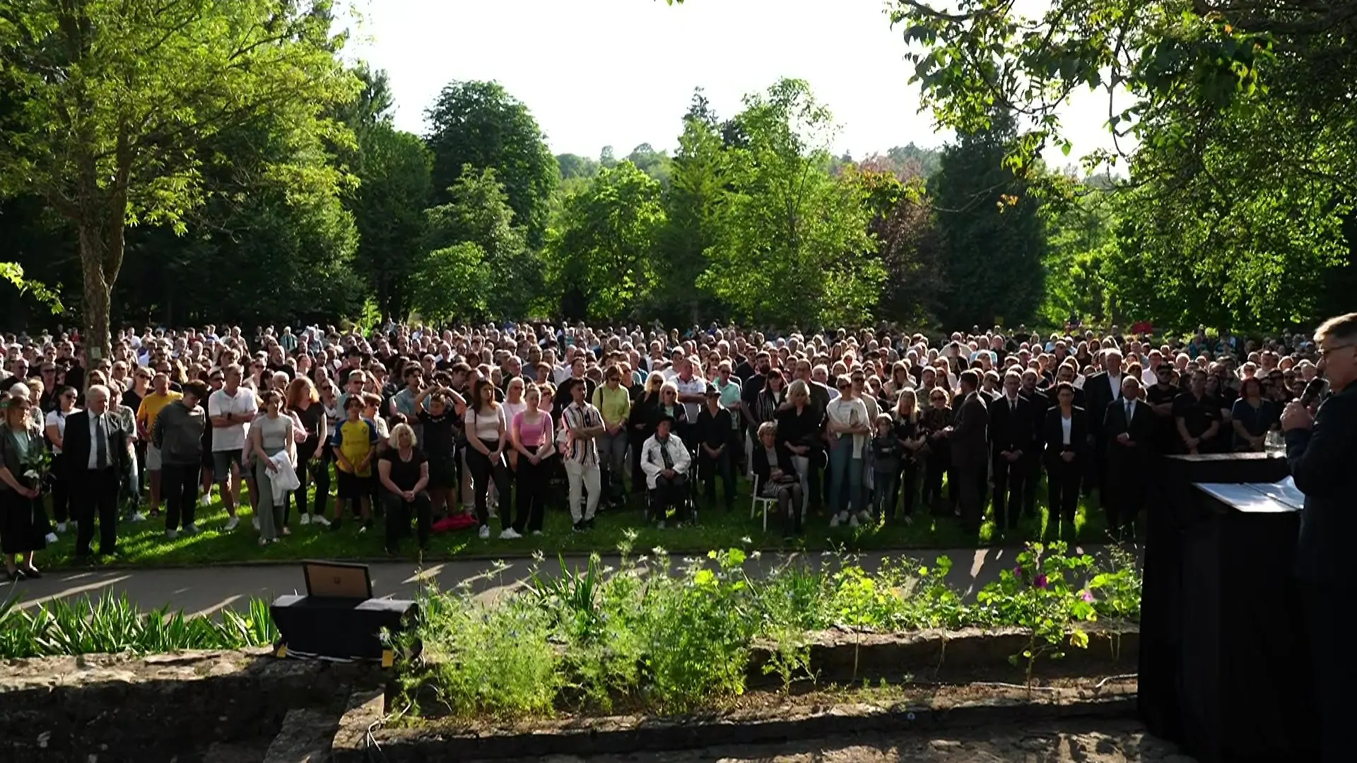Zahlreiche Menschen versammeln sich in Neckarbischofsheim, um Abschied zu nehmen.