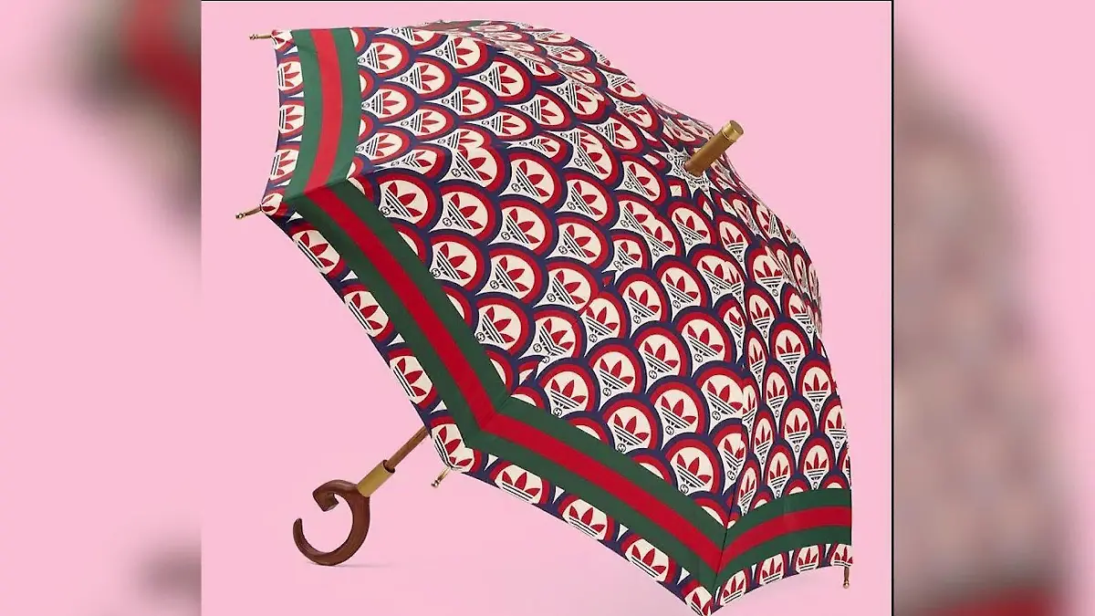 Ein Regenschirm von Gucci mit Adidas-Logo