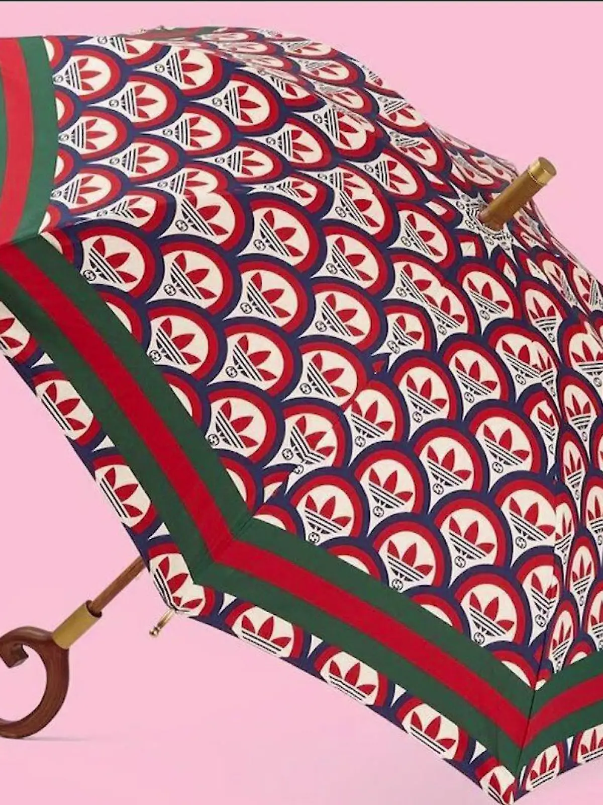 Ein Regenschirm von Gucci mit Adidas-Logo