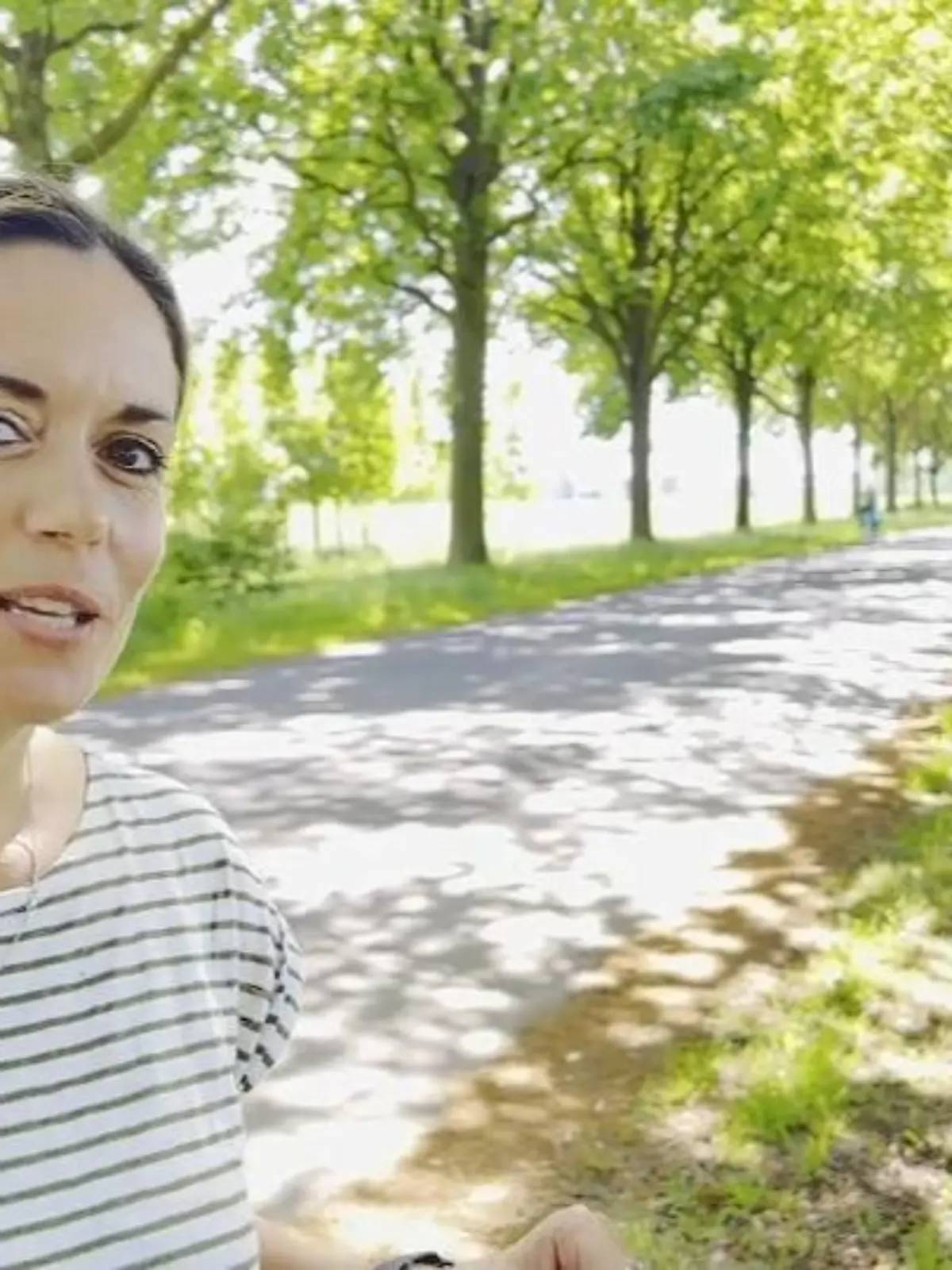 Die Spritpreise werden immer teurer. Autofahren wird zum Luxus und ist auch noch schlecht für die Umwelt. Daher soll es bald das 9-Euro-Ticket geben. Doch ist es auch ein Anreiz, generell umzusteigen? RTL-Reporterin Verena Jendges hat es ausprobiert: Plötzlich ohne Auto – wie ist das als Familie, wenn Mama eigentlich immer Taxi spielt – ständig von A nach B hetzt? Ganz normaler Alltagswahnsinn für unsere Reporterin, die jetzt 1 Woche lang aufs Auto verzichtet hat – wie das für die ganze Familie war, sehen Sie im Video.