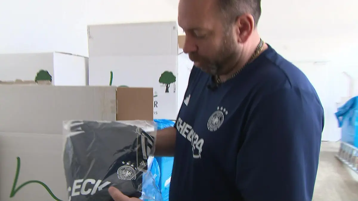 DAS sagt Ballermann-Kultstar Ikke Hüftgold selbst dazu DFB-Ärger nach Party-Aktion