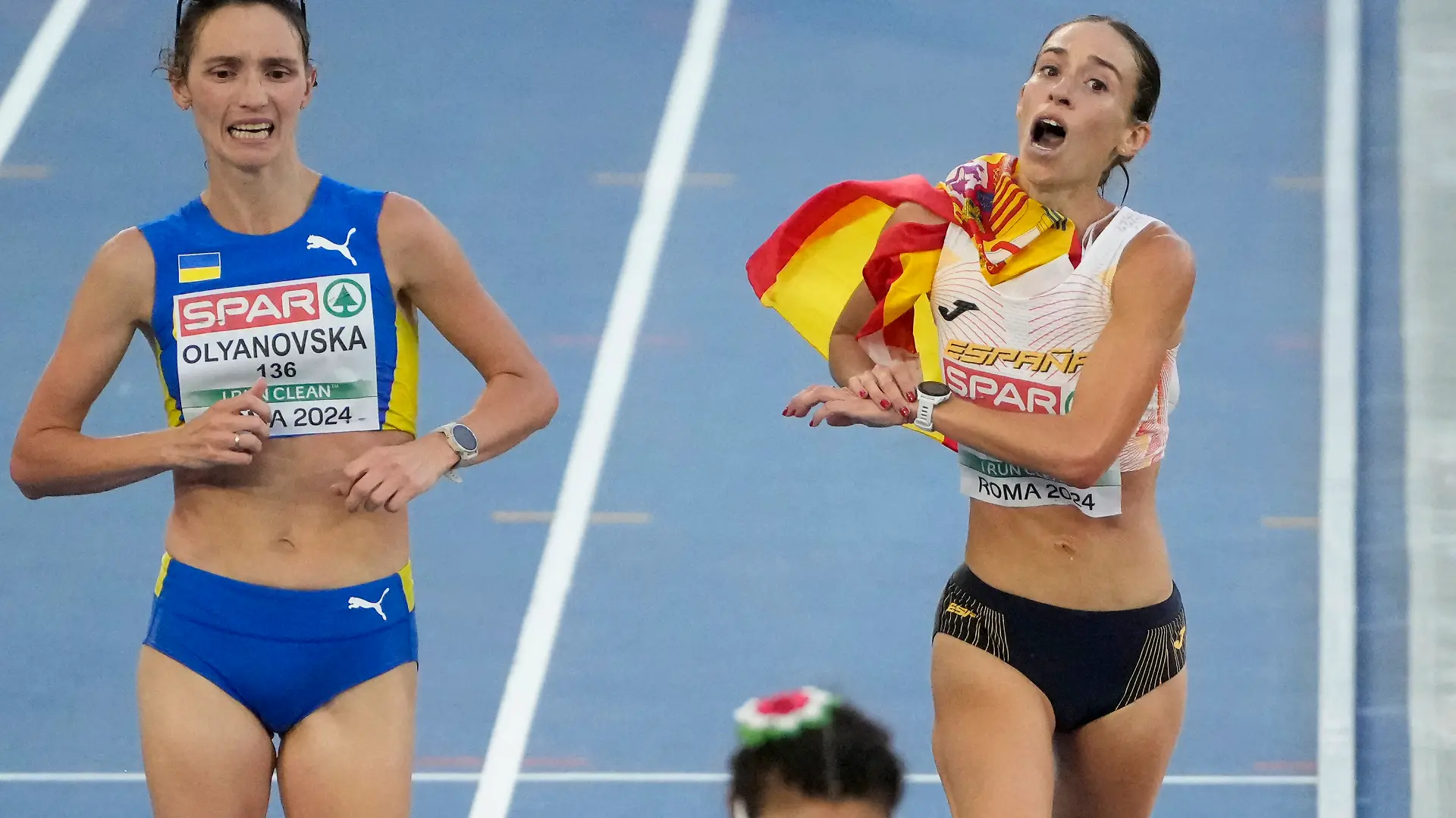 Lyudmila Olyanovska überholt Laura García-Caro bei der Leichtathletik-Europameisterschaft 2024 in Rom (Italien) kurz vor dem Ziel.