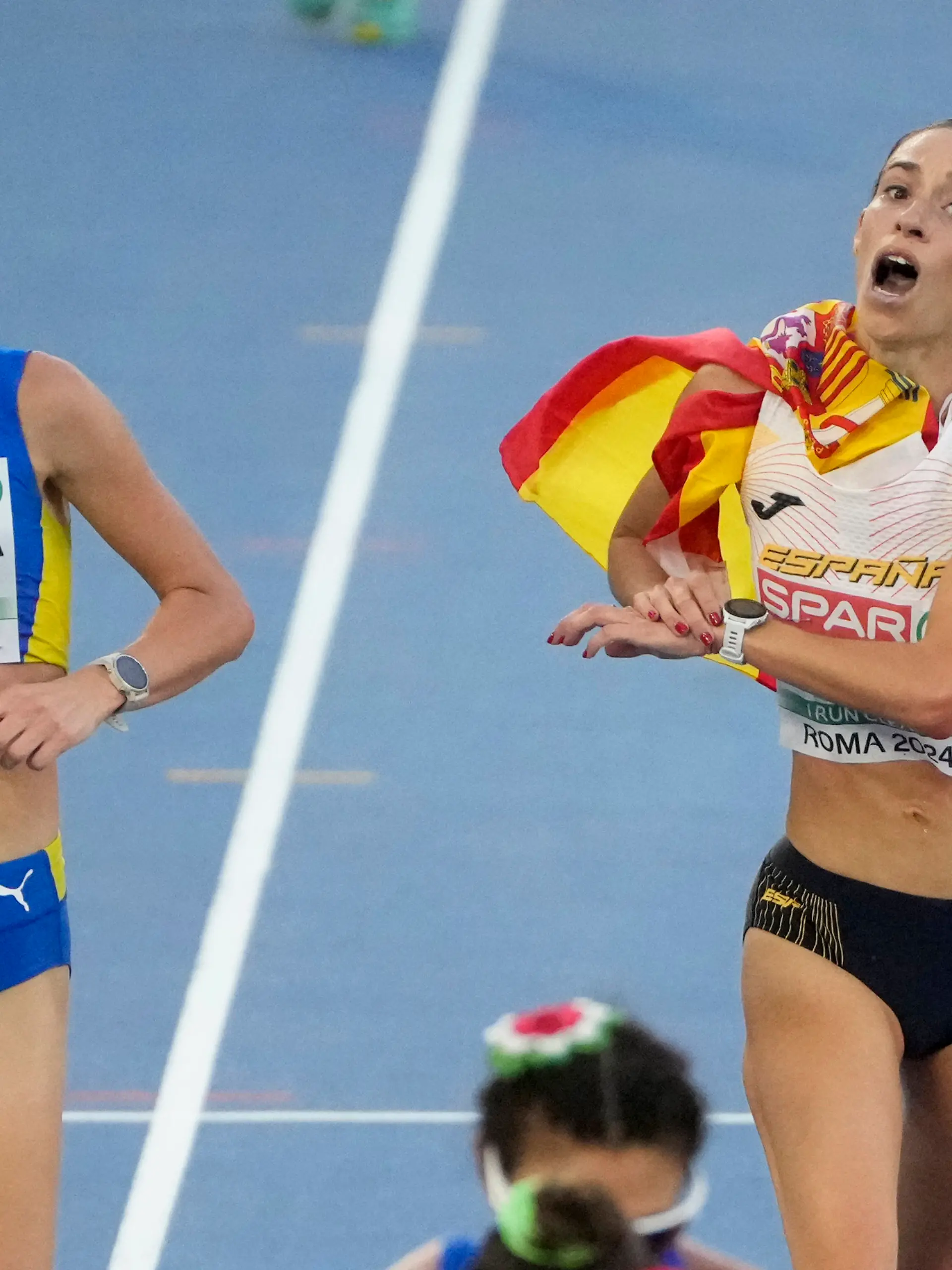 Lyudmila Olyanovska überholt Laura García-Caro bei der Leichtathletik-Europameisterschaft 2024 in Rom (Italien) kurz vor dem Ziel.