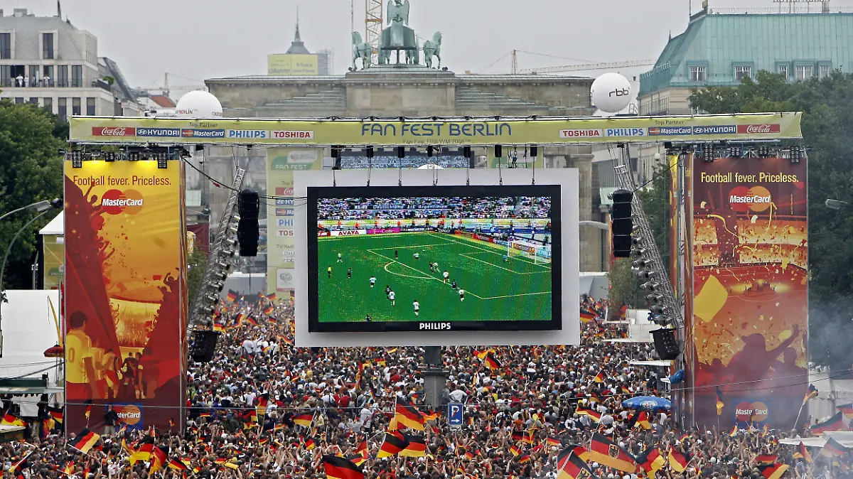 ARCHIV - 30.06.2006, NA, Berlin: Tausende Zuschauer verfolgen auf der Fanmeile am Brandenburger Tor in Berlin das WM-Fußballspiel zwischen Deutschland und Argentinien. Die Fußball-EM wird für die Stadt Berlin deutlich teurer als gedacht. (zu dpa: «Produktion der Fanmeilen in Berlin kostet rund 24 Millionen Euro») Foto: Marcel Mettelsiefen/dpa +++ dpa-Bildfunk +++