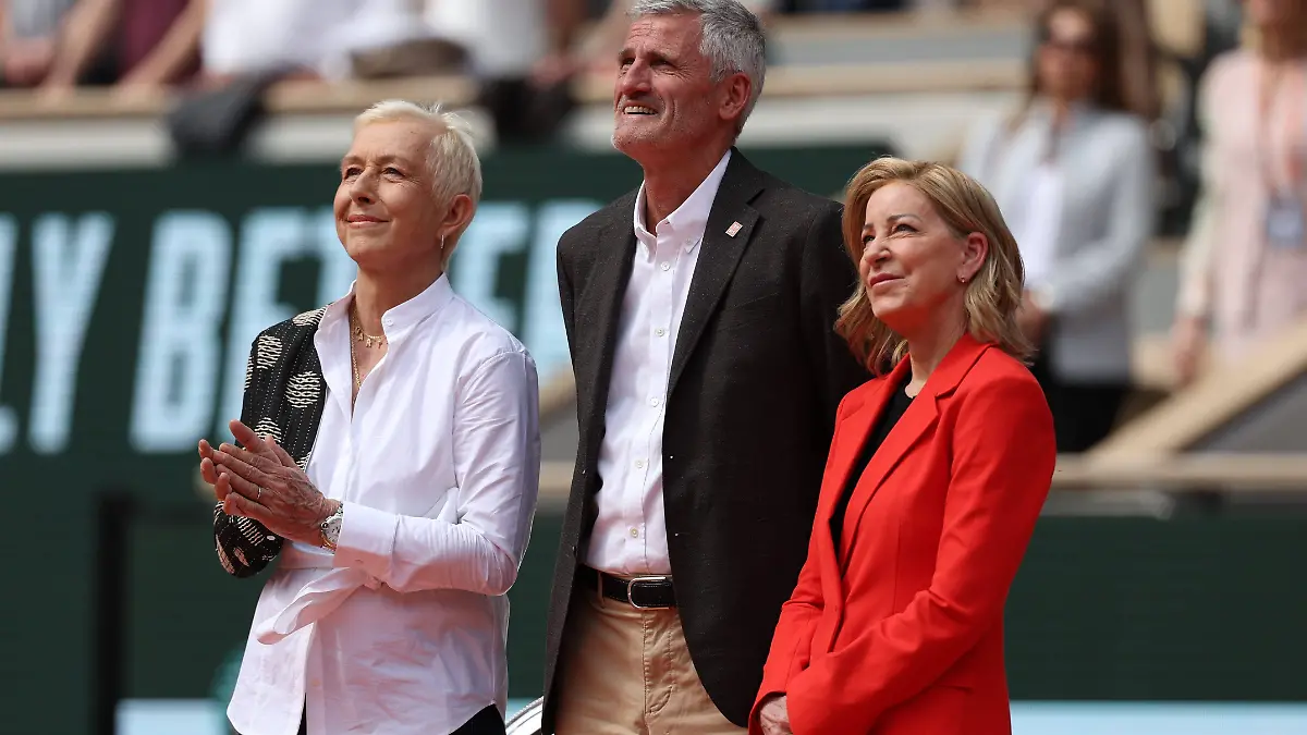 Martina Navratilova (l.) und Chris Evert (r.) sind bei den French Open zu Besuch.