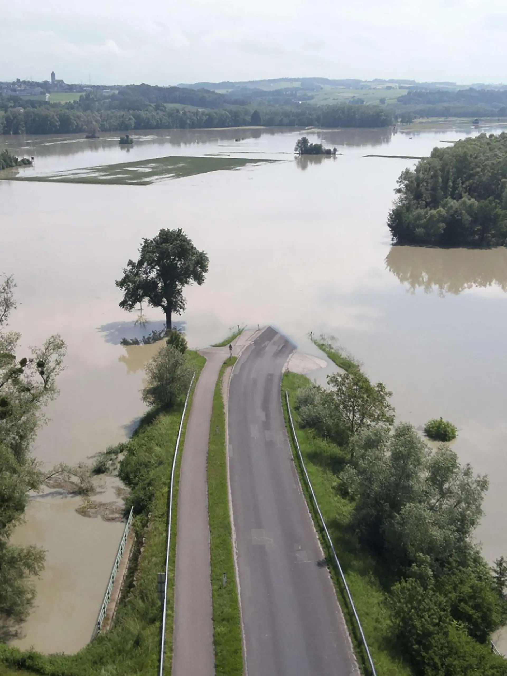 04.06.2024, Österreich, Ardagger: Überflutungen im Raum Ardagger Markt im Bezirk Amstetten in Niederösterreich. Starkregen hat seit Montagabend für hunderte Feuerwehreinsätze gesorgt. Die Wassermassen in Deutschland fließen teilweise nach Österreich ab. Das hat Auswirkungen auf Kreuzfahrten und den Transport auf der Donau. Foto: Doku Noe/APA/dpa +++ dpa-Bildfunk +++
