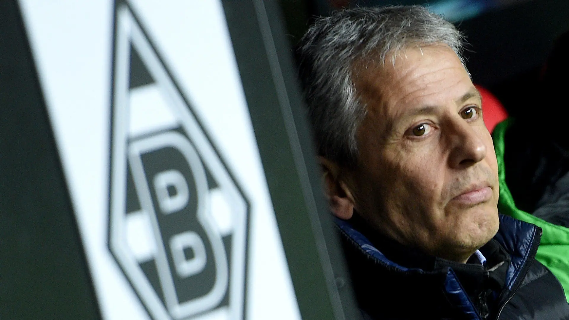 ARCHIV - 19.02.2015, Spanien, Sevilla: Mönchengladbachs damaliger Trainer Lucien Favre vor dem Europa-League-Achtelfinale zwischen dem FC Sevilla und Borussia Mönchengladbach im Stadion Ramon Sanchez Pizjuan. (zu dpa: «Bericht: Favre in Gladbach Kandidat für Hütter-Nachfolge») Foto: picture alliance / dpa +++ dpa-Bildfunk +++