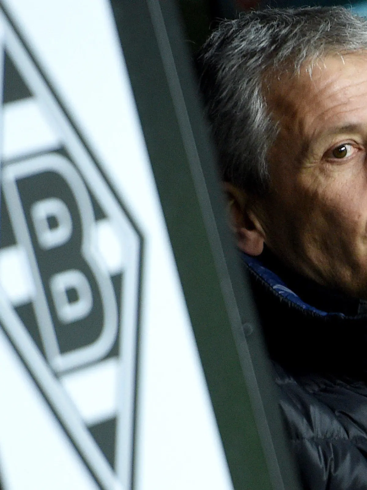 ARCHIV - 19.02.2015, Spanien, Sevilla: Mönchengladbachs damaliger Trainer Lucien Favre  vor dem Europa-League-Achtelfinale zwischen dem FC Sevilla und Borussia Mönchengladbach im Stadion Ramon Sanchez Pizjuan. (zu dpa: «Bericht: Favre in Gladbach Kandidat für Hütter-Nachfolge») Foto: picture alliance / dpa +++ dpa-Bildfunk +++