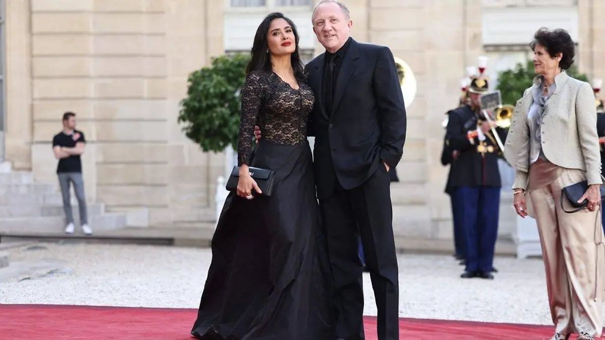 Im Élysée-Palast: Salma Hayek glänzt im gewagten Spitzenkleid