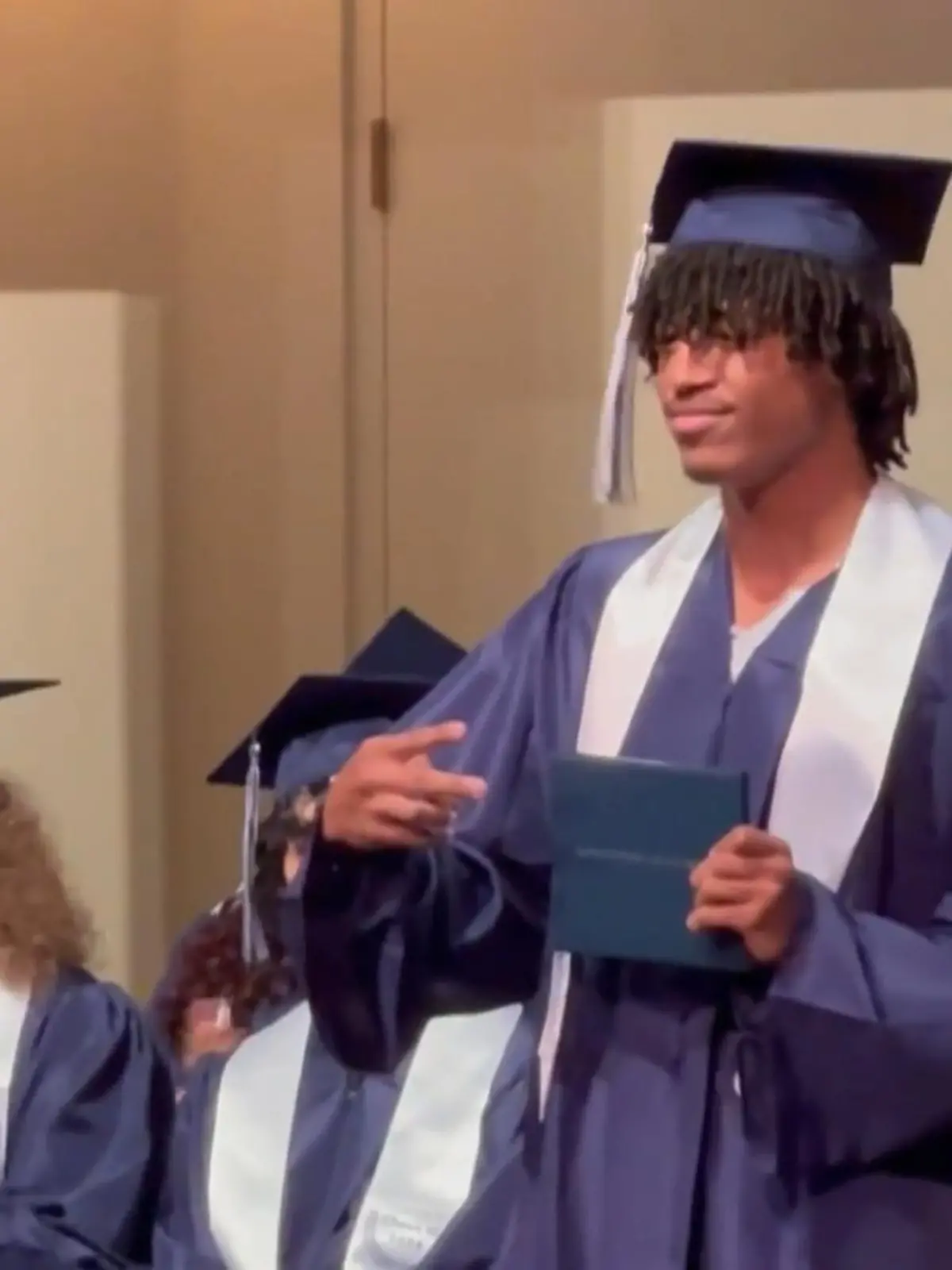 Bild zu: "Henry hat seinen High School-Abschluss"