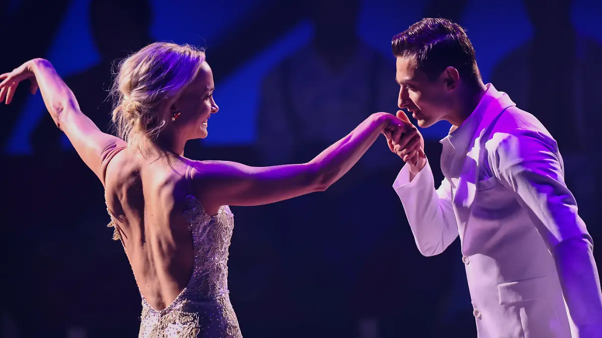 13.05.2022, Nordrhein-Westfalen, Köln: Janin Ullmann, Schauspielerin, und Zsolt Sandor Cseke, Profitänzer, tanzen in der RTL-Tanzshow "Let's Dance" im Coloneum. Foto: Rolf Vennenbernd/dpa +++ dpa-Bildfunk +++