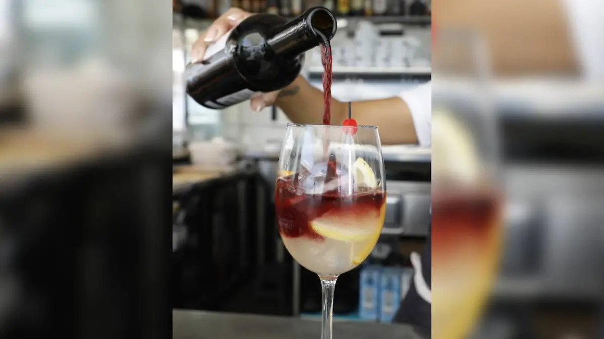 Ein Glas Tinto de verano, ein Gemisch aus Rotwein und Gaseosa (Zitronenlimonade) wird zubereitet.