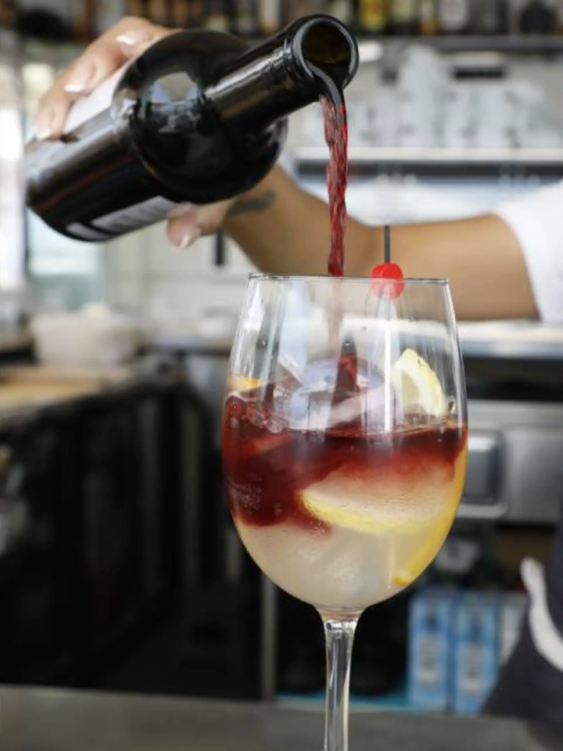 Ein Glas Tinto de verano, ein Gemisch aus Rotwein und Gaseosa (Zitronenlimonade) wird zubereitet.