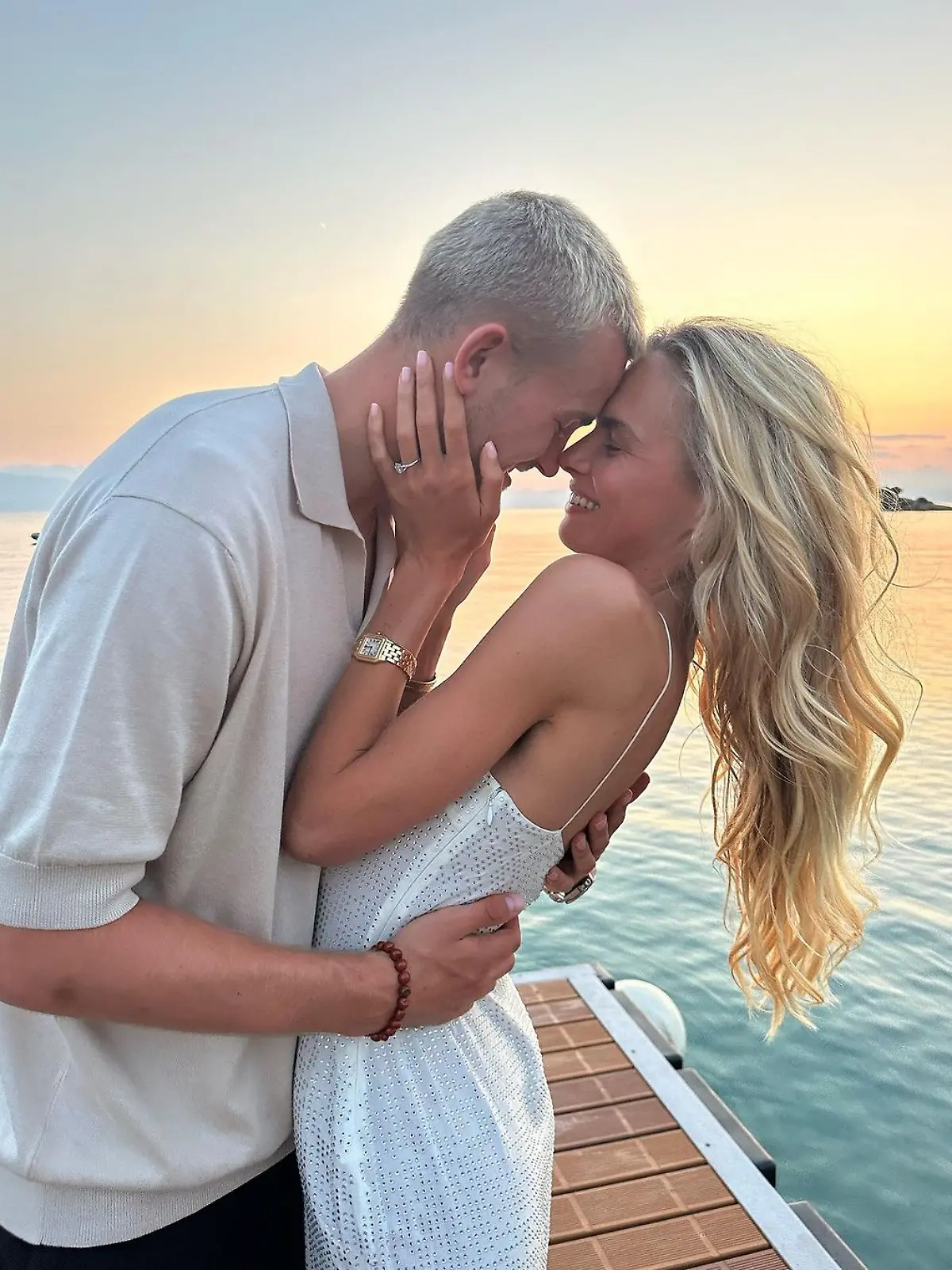 Fußball-Star Matthijs de Ligt hat seine langjährige Freundin Annekee Molenaar geheiratet.