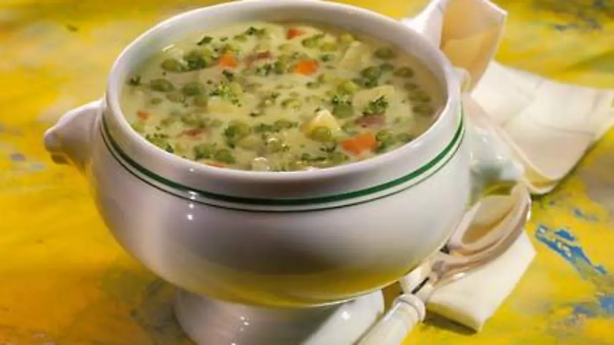 Erbsensuppe in Suppenterrine