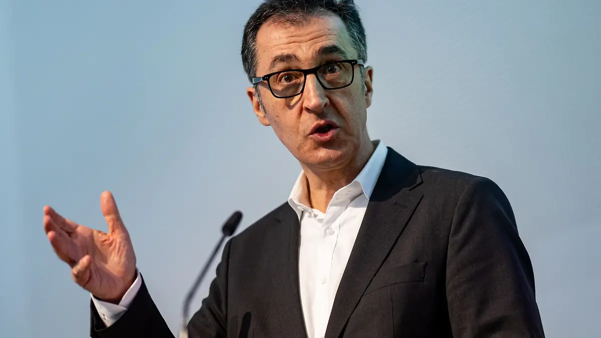 Cem Özdemir (Bündnis 90/Die Grünen), Bundesminister für Ernährung und Landwirtschaft, spricht auf einer Preisverleihung bei der Grünen Woche.