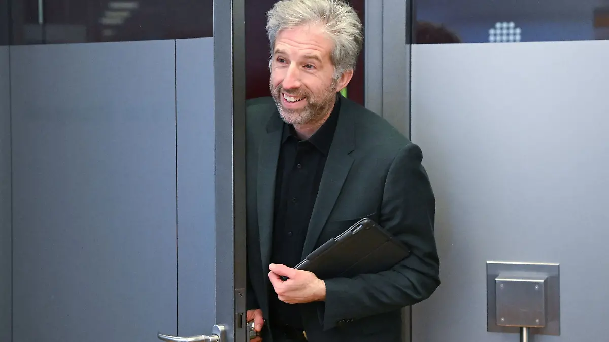 Boris Palmer, Oberbürgermeister von Tübingen, betritt im Landratsamt einen Konferenzraum einer Pressekonerenz.