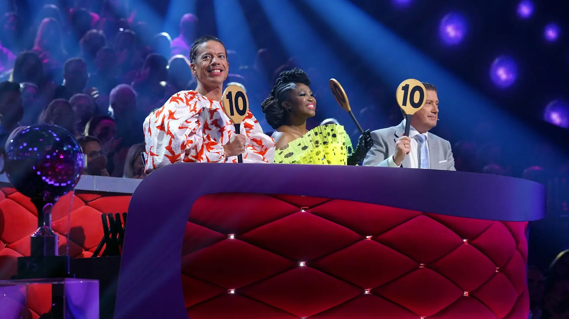 Die Jury mit Jorge González (l.), Motsi Mabuse und Joachim Llambi vergibt 30 Punkte für den Slowfox von Janin Ullmann und Zsolt Sándor Cseke.
Die Verwendung des sendungsbezogenen Materials ist nur mit dem Hinweis und Verlinkung auf RTL+ gestattet.
