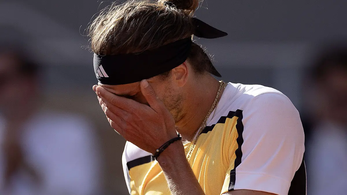 Alexander Zverev ist beim Finale der French Open 2024 frustriert.