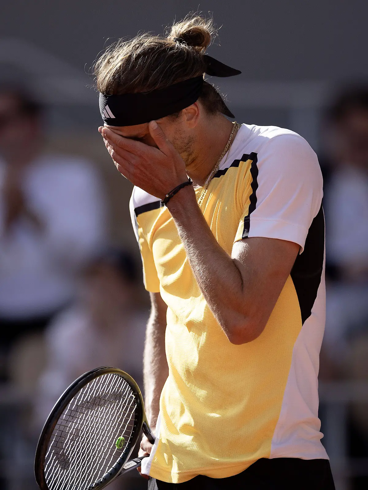 Alexander Zverev ist beim Finale der French Open 2024 frustriert.