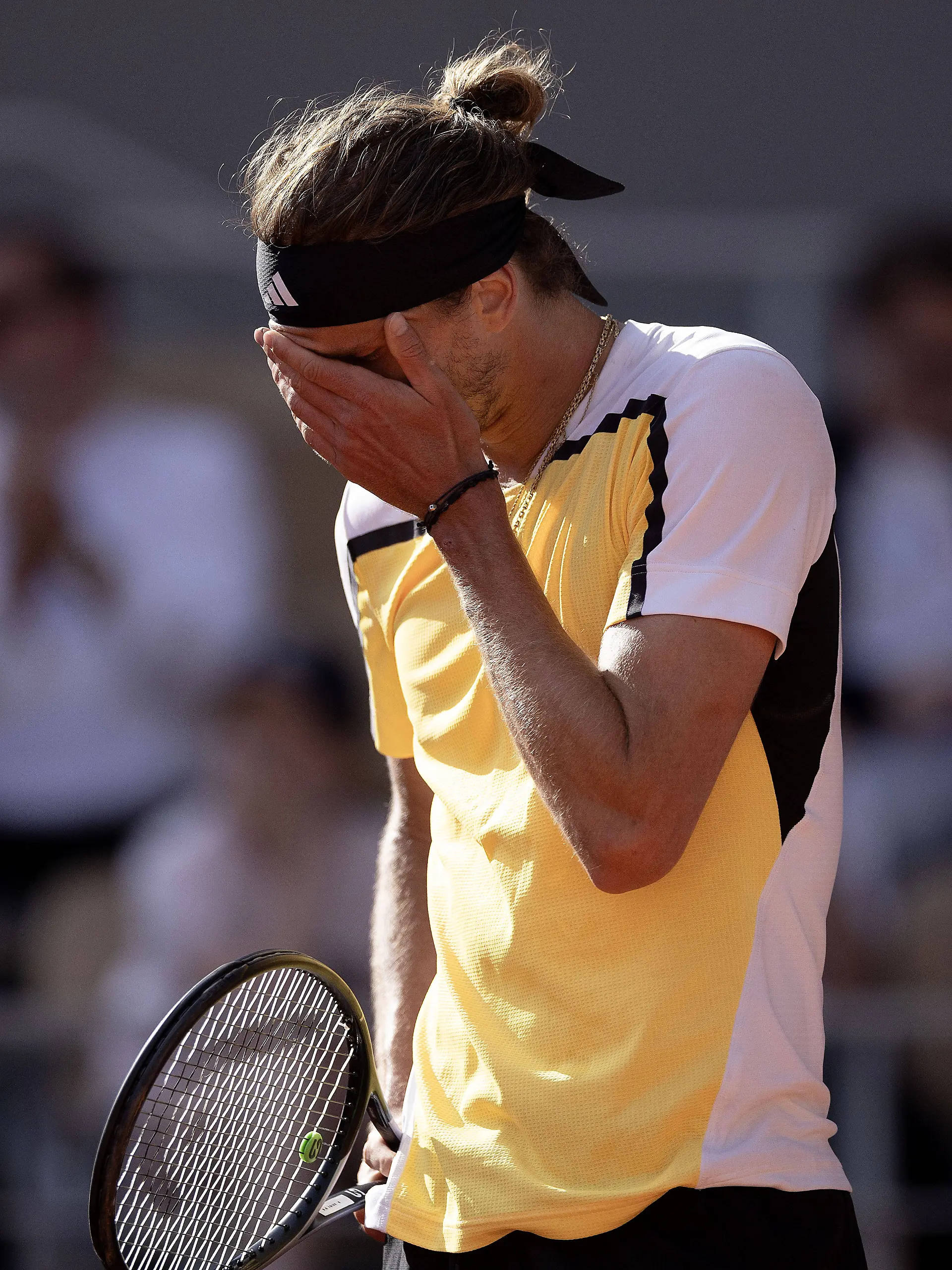 Alexander Zverev ist beim Finale der French Open 2024 frustriert.