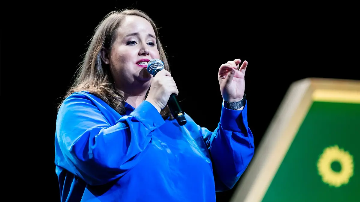 Ricarda Lang, Bundesvorsitzende von Bündnis 90/Die Grünen, spricht bei der Wahlparty der Grünen in der Columbiahalle, nachdem die ersten Hochrechnungen bekannt gegeben wurden.