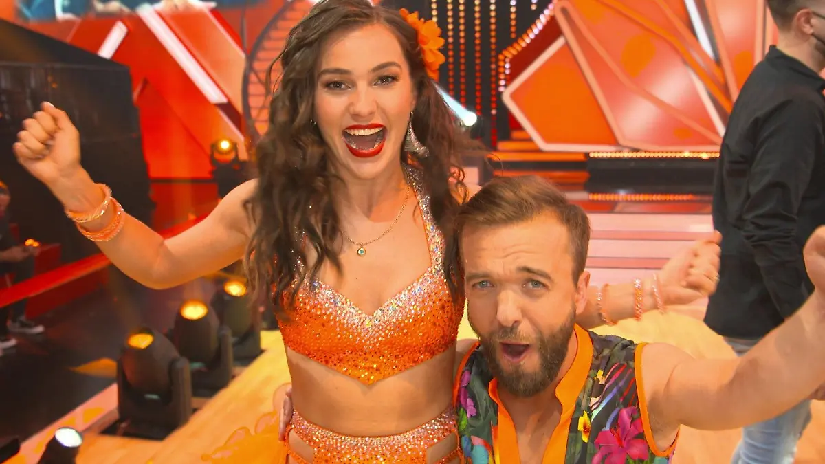 So schön sieht Jubel aus: Renata Lusin und Mathias Mester feiern ihren Einzug ins "Let's Dance"-Halbfinale.